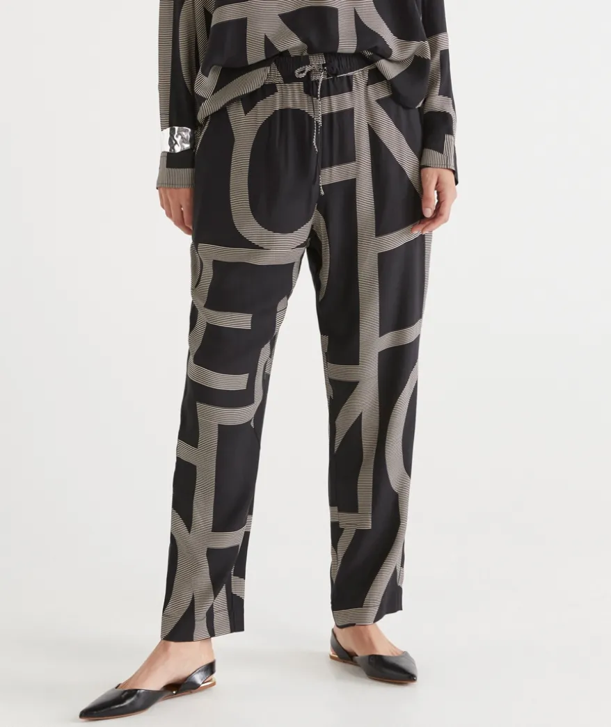 Geometric Print Tapered Pant